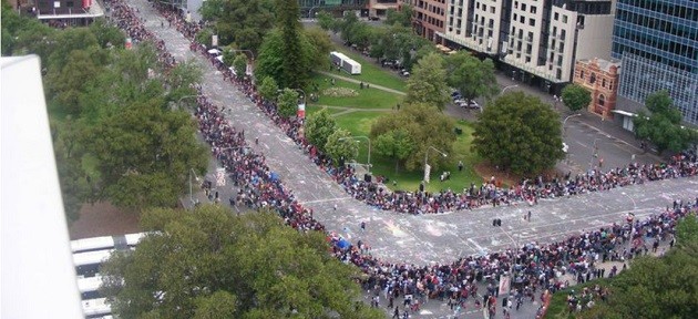 crowd-banner